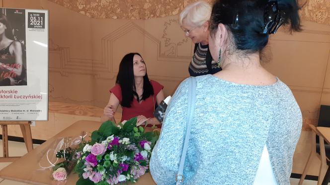 Tłumy czytelników na spotkaniu autorskim Katarzyny Łuczyńskiej! „Grzeszna i święta” ma szansę stać się bestsellerem!