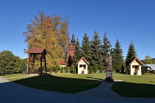 To jedna z najpiękniejszych wsi w woj. małopolskim. Kiedyś należała do biskupów z Krakowa