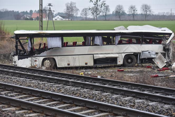 Kierowca autobusu zginał na torach, zamknięty w śmiertelnej pułapce