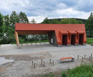 Ogromny pomost i piaszczysta plaża. To miejsce na Mazurach przyciąga tłumy turystów. Zobacz zdjęcia