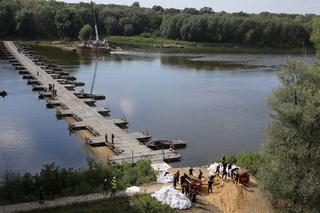 Zgrzewają rury do budowy rurociągu