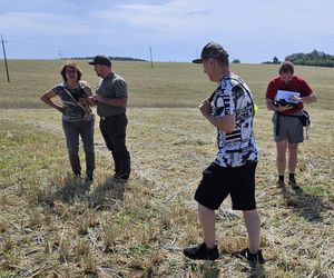 Akcja na polu, gdzie znaleziono Wampirkę z Pnia. Młodzi chodzili z detektorami, niedługo wracają tam archeolodzy