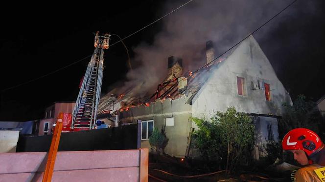 Tragedia w Jaworznie. Gigantyczny pożar domu jednorodzinnego. Zginęły dwie osoby