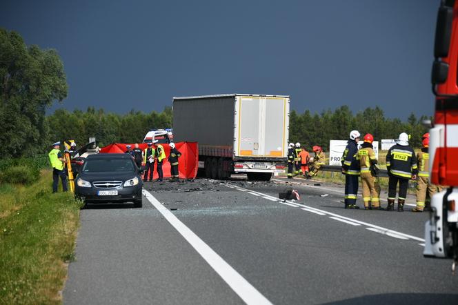 Tragiczny wypadek w Krzepicach. Auto czołowo zderzyło się z TIRem