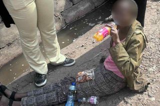 Bydgoscy policjanci na wakacjach w Afryce pomogli nieznajomej. Kobieta leżała bez życia na drodze, nikt inny nawet nie przystanął