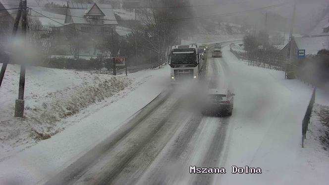 Trudne warunki na drogach przez burzę śnieżną