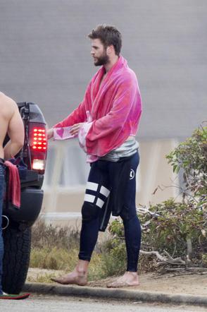 Liam Hemsworth surfuje