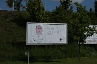 Nietypowe plakaty zawisły w Olsztynie. Mają dodać otuchy mieszkańcom [ZDJĘCIA]