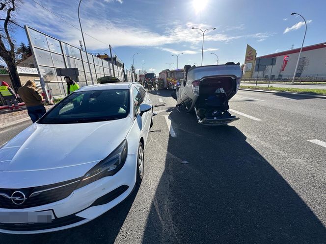 Dachowanie na Bemowie po zderzeniu trzech aut