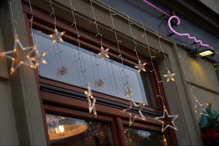 Witryny sklepów i restauracji w Lublinie przystroiły się na święta. Tak kuszą przechodniów!