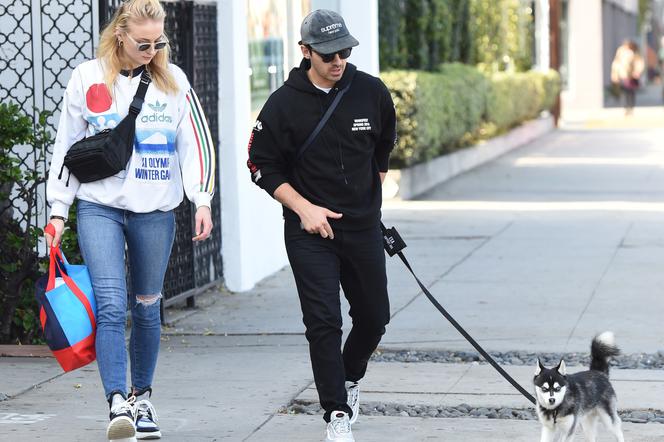 Joe Jonas i Sophie Turner z psem