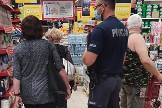 Policjanci weszli do sklepów w Fordonie! Sprawdzali, czy klienci noszą maseczki [ZDJĘCIA]