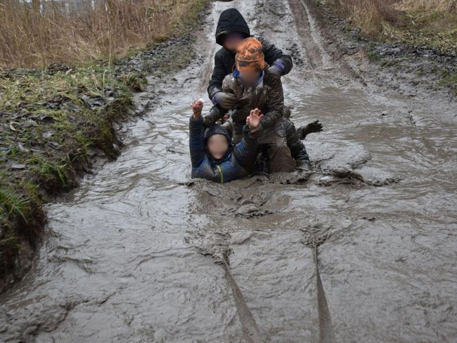 Nietypowy kulig na Śląsku. Zamiast śniegu błoto, a zamiast konia samochód terenowy. 