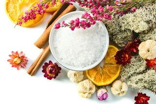 Peeling z soli jest zdrowy i skuteczny. Zalety peelingów solnych