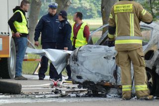 Zwęglone zwłoki w elektrycznym oplu. Samochód uderzył w drzewo i stanął w płomieniach