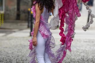 Ramona Rey szokuje na ulicy