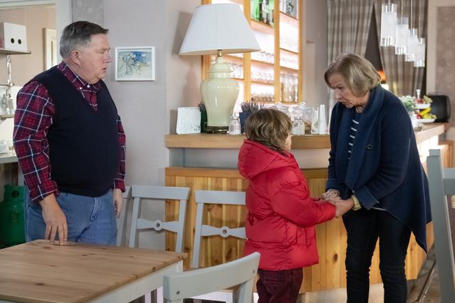 Na Wspólnej, odc. 2847. Kajtek (Mikołaj Szostek), Maria (Bożena Dykiel), Włodek (Mieczysław Hryniewicz)