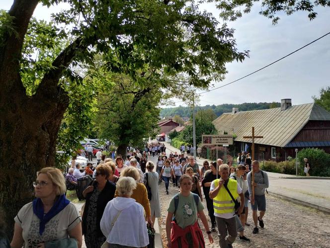 Rocznica koronacji Matki Bożej Kębelskiej w Wąwolnicy. Pojawiło się tysiące wiernych. Zobacz