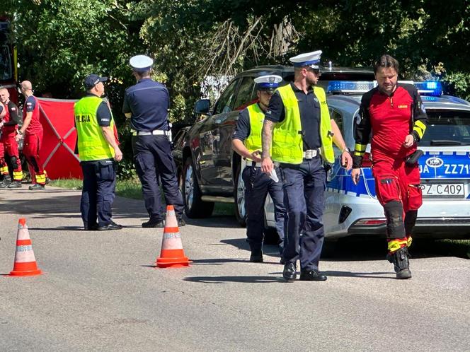 Emeryci wracali z pogrzebu, uderzyli w drzewo przy cmentarzu. Nie żyje jedna osoba