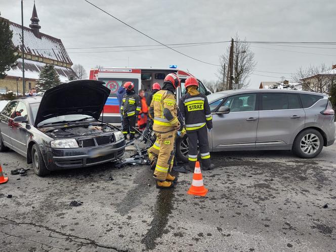 Potężna KRAKSA na ulicy Nawojowskiej w Nowym Sączu. Dwie osoby trafiły do szpitala