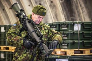 Estoński oficer z granatnikiem Carl Gustaf M4