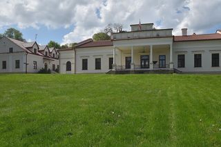 To jeden z najpiękniejszych dworów w Małopolsce. Należał do sławnego kompozytora