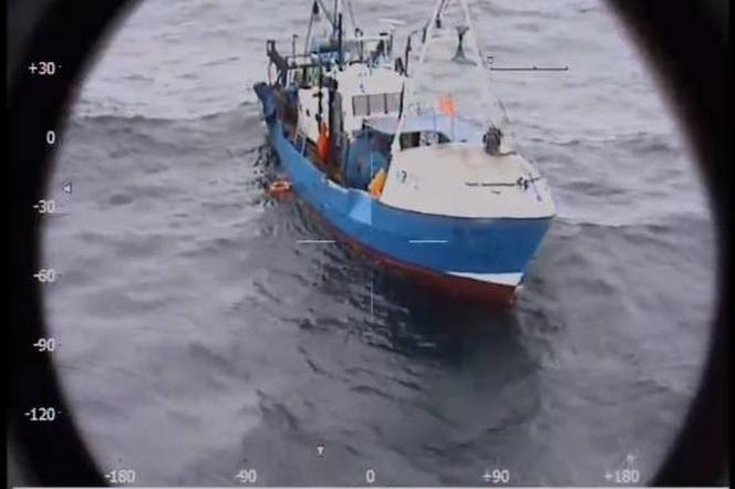 Akcja ratownicza na Bałtyku. Tonął kuter z czterema rybakami na pokładzie