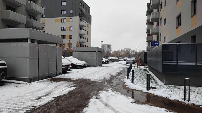 Wrocław pod śniegiem. Trudne warunki na drogach, korki, opóźnienia i awarie