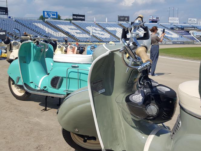 Osy kręciły kółka na stadionie żużlowym w Lesznie. Ogólnopolski zlot skuterów Osa Osieczna-Leszno 