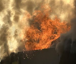 Pożar bazaru Różyckiego. Kłęby dymu nad historycznym targowiskiem