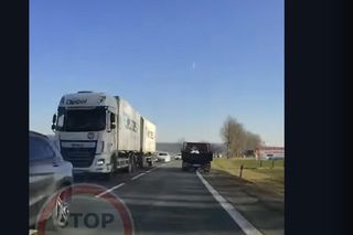Przerażające nagranie z Kłodzka. Jechał wprost na czołówkę,  Jaki wariat!