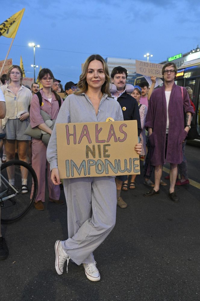 Przeszli przez Warszawę w piżamach i kapciach. Krzyczeli "Chcemy spać!"