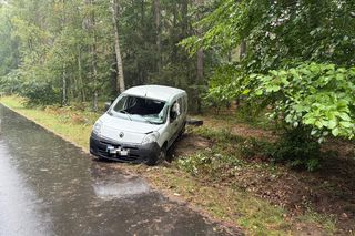Kolizja na mokrej drodze we Włoszakowicach. Kierowcę wyciągali z auta strażacy