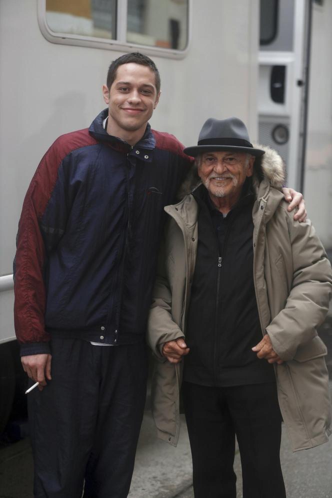 Pete Davidson i Joe Pesci na planie serialu "Bupkis" w 2022 roku