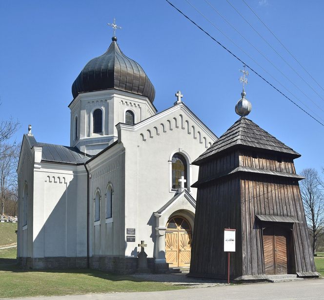 To dawna wieś królewska w Małopolsce. W pobliżu cerkwi wydobywano ropę naftową