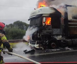 Ogromny pożar tira w Jeleniej Górze. Kłęby dymu nad obwodnicą 