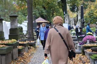 Tak mieszkańcy odwiedzają groby zmarłych. Tłumy na najstarszym cmentarzu w Lublinie