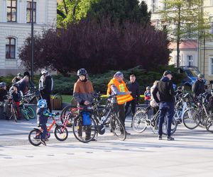 Rowerowa radość i ognisko na mecie. Rodzinna Masa Krytyczna przejechała przez Bydgoszcz