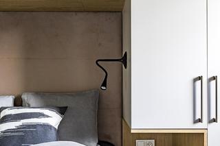 Zabudowa meblowa wokół łóżka