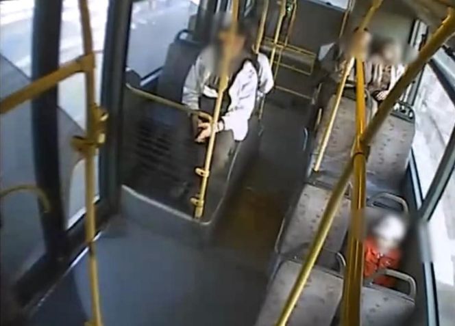 Czterolatek jechał sam autobusem.  Zobacz, co zrobił kierowca, jest nagranie 