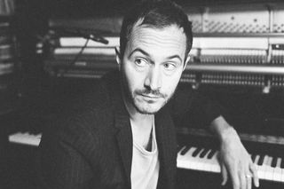 Tom Smith, frontman Editors, dzieli się nowym singlem Broken Time. Muzyk zapowiedział koncert w Polsce!