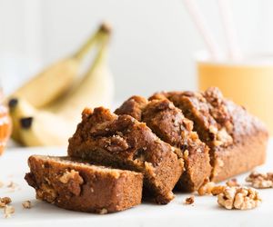 Biorę 2 banany, czekoladę i kilka dodatków. W 10 minut robię najlepszy chlebek bananowy 