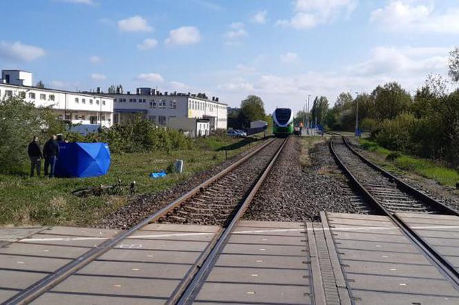 Szynobus potrącił rowerzystę na przejeździe kolejowym w Rzeszowie. Mężczyzna nie żyje