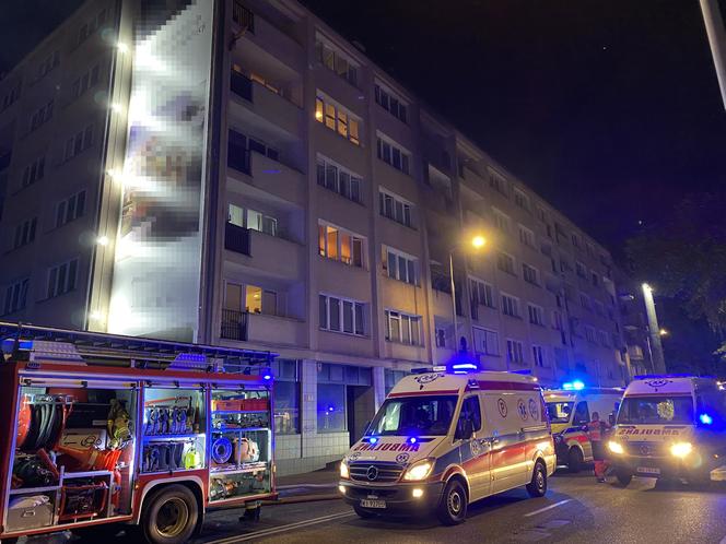 Gigantyczny pożar na Powiślu. Spłonęło mieszkanie w bloku. Jedna osoba trafiła do szpitala