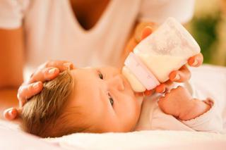 Karmienie butelką: czym różni się droższe mleko modyfikowane od zwykłej mieszanki dla niemowląt?