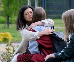 M jak miłość odc. 1885. Sara (Nadia Smyczek), Lenka (Olga Cybińska), Kinga (Katarzyna Cichopek)