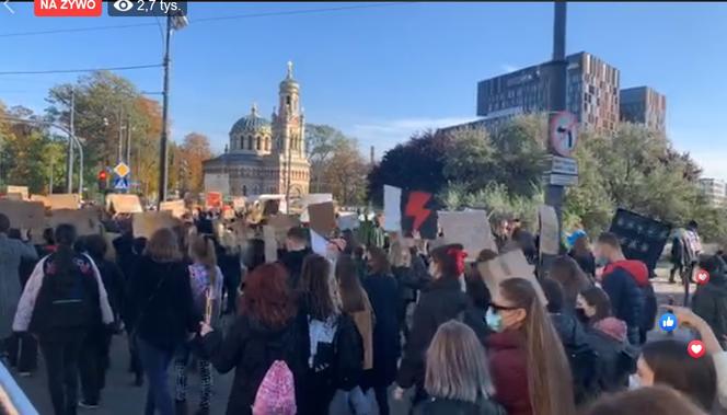 Strajk Kobiet w Łodzi: Protestujący idą ulicami miasta