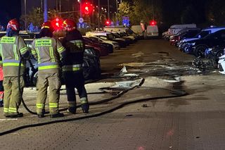 Makabryczny wypadek na Mokotowie. Motocyklista zderzył się z autem i wpadł na parking