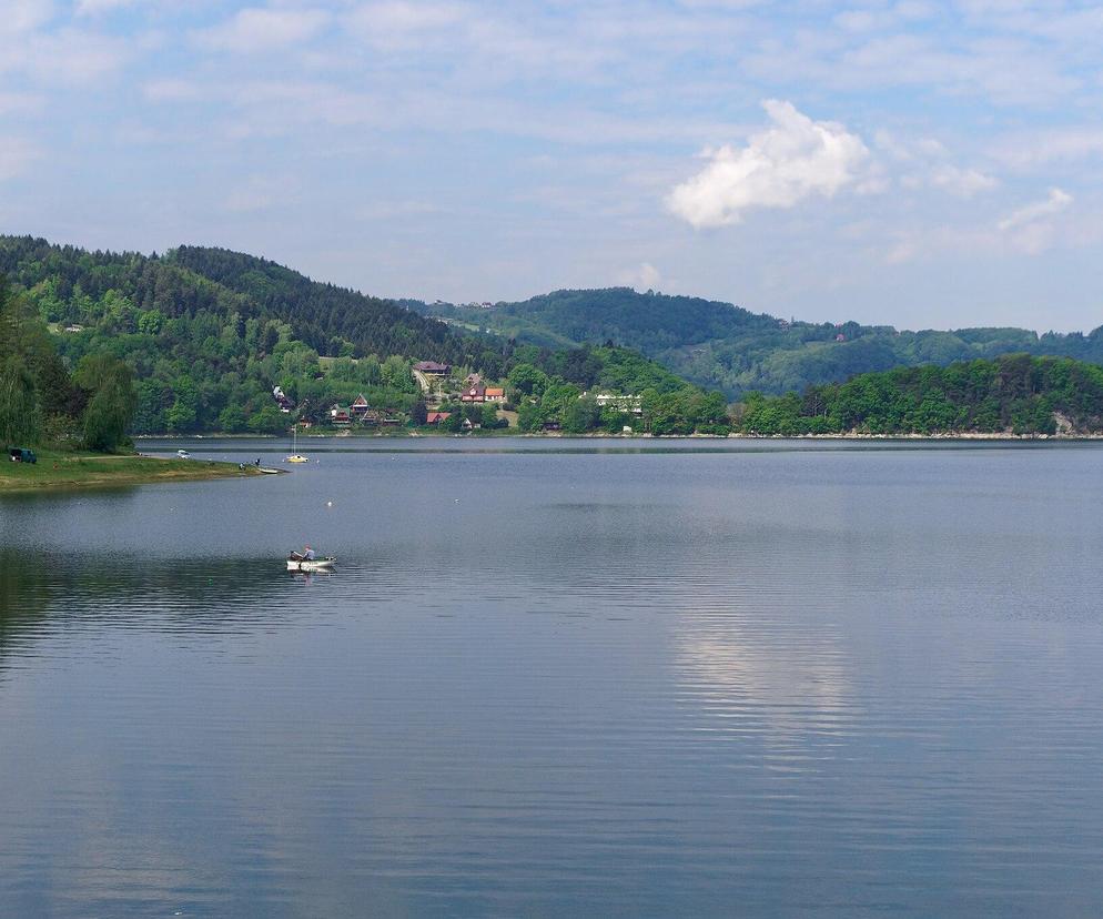 To kultowe jezioro w Małopolsce. Latem przyciąga turystów z całej Polski [GALERIA]