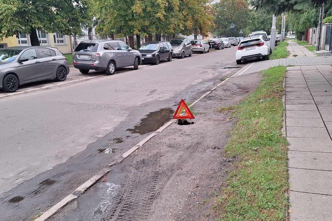 Kilkumetrowa dziura tuż przy nawierzchni. Wielkie zapadlisko w Łodzi